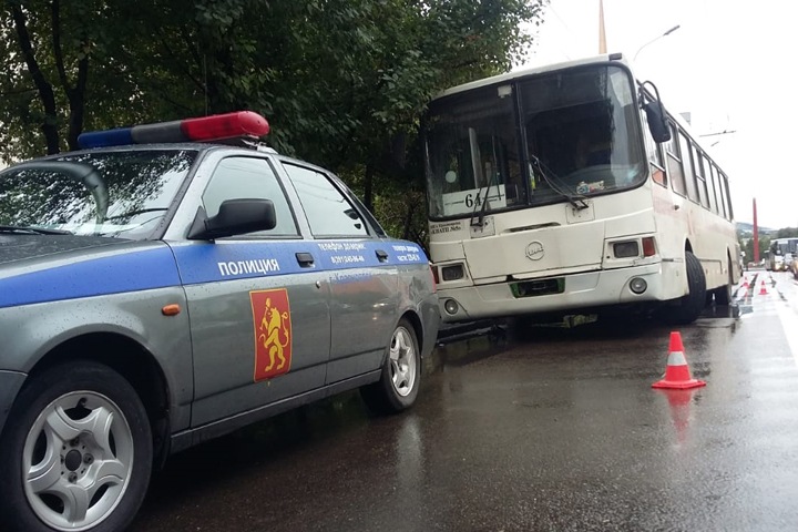Автобус сбил двух женщин на переходе в Красноярске. Они с серьезными травмами попали в больницу
