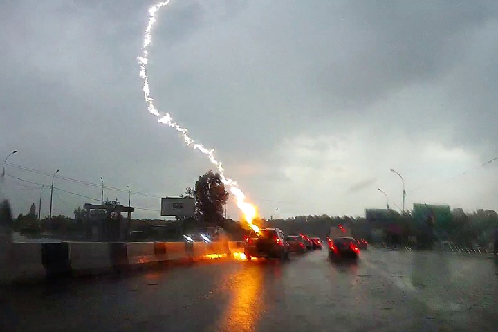 Молния попала в машину на Бердском шоссе в Новосибирске