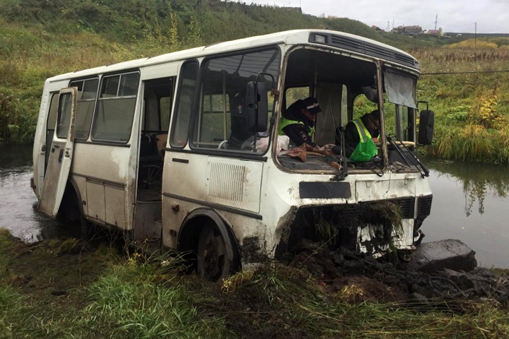 Автобус с десятками пассажиров разбился в Красноярском крае