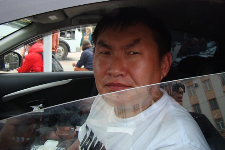 Арестованный за акцию протеста в Улан-удэ блогер Баиров выходит на свободу. Власти перенесли инаугурацию мэра