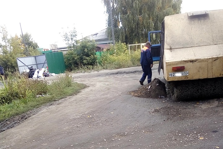 Ямы на дорогах Омска заделывают пылью и окурками