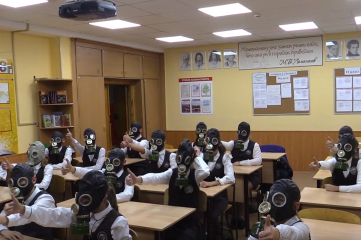 Новосибирское МЧС одело школьников в противогазы под «Все идет по плану» в честь дня гражданской обороны