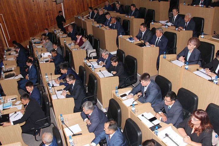 Оппозиция ушла с сессии парламента Алтая из-за решений «ЕР»