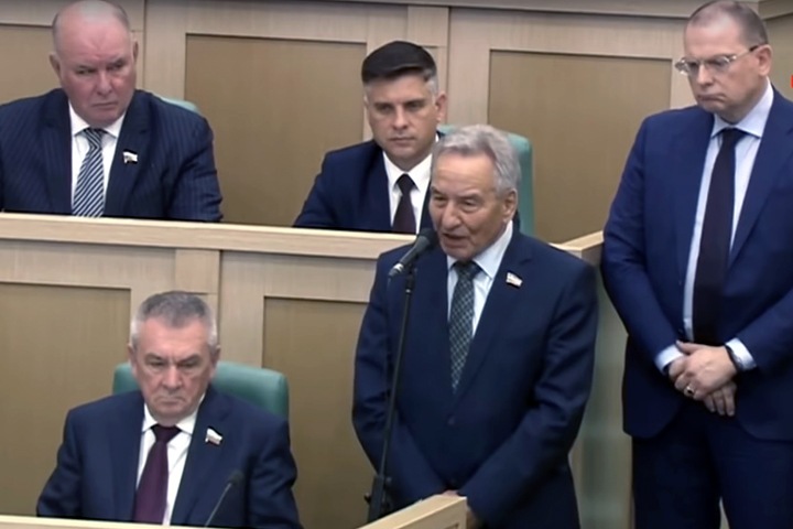 Глава парламента Хакасии раскритиковал федеральные власти из-за налогов: На бабку Степаниду с семечками войска поднимут