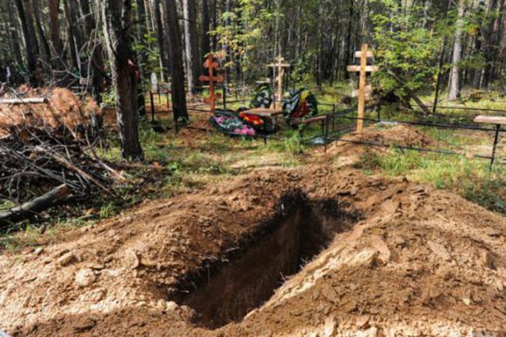 Могилы детей-сирот уже неделю не могут закопать в алтайском селе