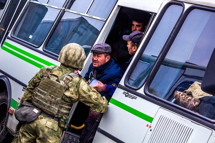 11 человек посадили в спецприемник после перестрелки у новосибирского рынка