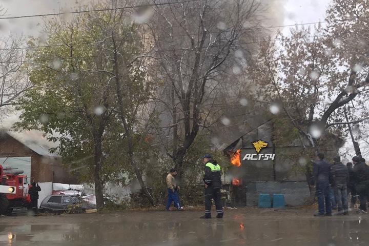 Жилые дома загорелись на Хилокской в Новосибирске после стрельбы у рынков