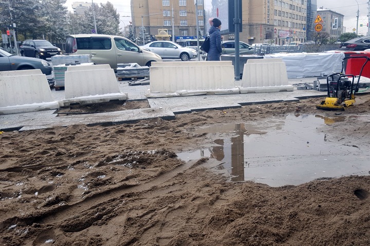 Снег лег раньше плитки на главной улице Новосибирска