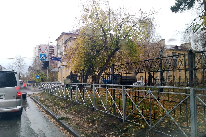 Производитель гробов и оградок: кто и почему зарабатывает на заборах вдоль дорог Новосибирска