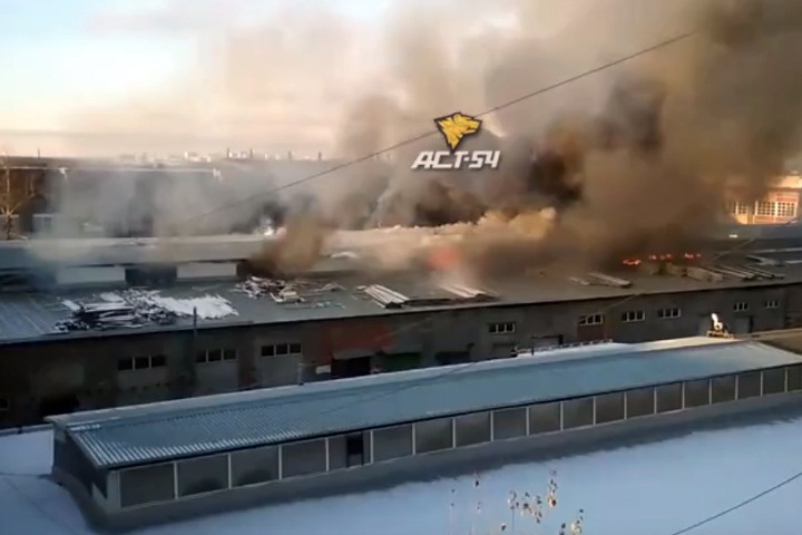 Склады с мебелью загорелись в Новосибирске