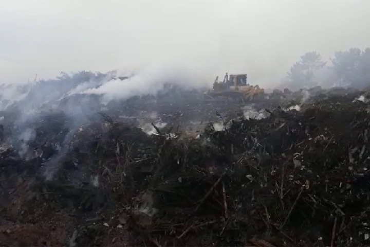 20-метровые залежи мусора мешают потушить свалку под Тулуном