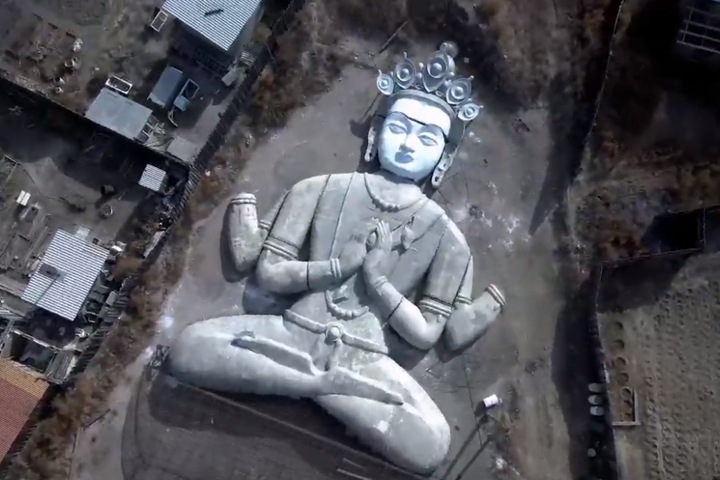 Ход строительства 40-метровой статуи божества Арьяа Баала в Бурятии сняли с квадрокоптера