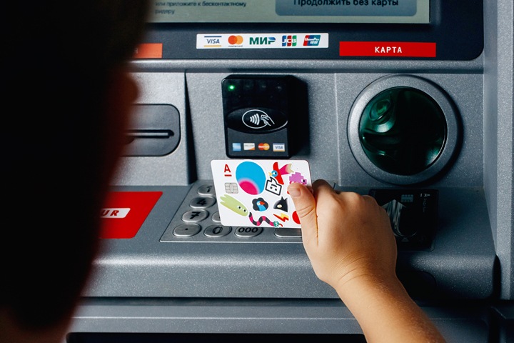 Детские карты с наклейками предлагает Альфа-Банк