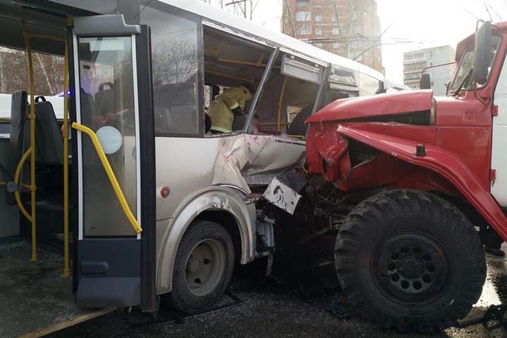 Пожарная машина врезалась в автобус в Томске
