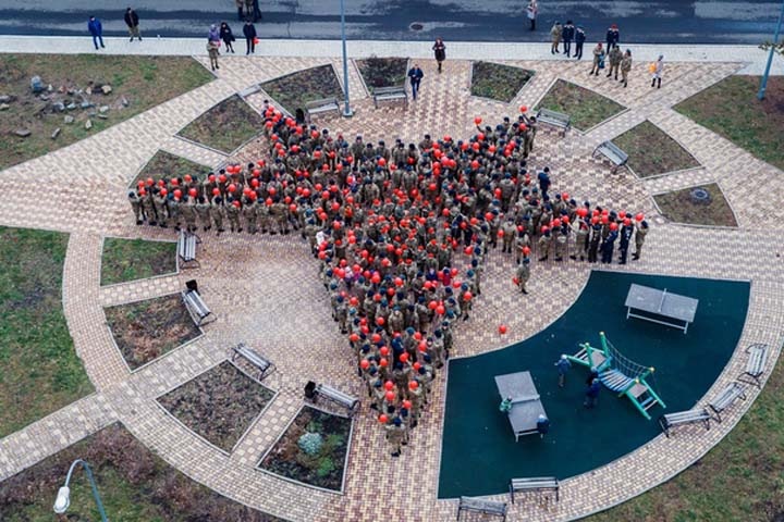 Росгвардия в Кузбассе выстроила школьников звездой на День народного единства. Фотофакт