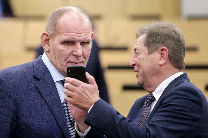 Сибирские единороссы в Госдуме одобрили запрет на смартфоны без российского ПО. Список