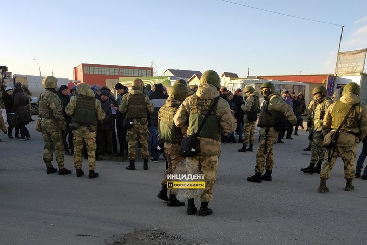 Спецназ пришел на новосибирский рынок «Левобережный»