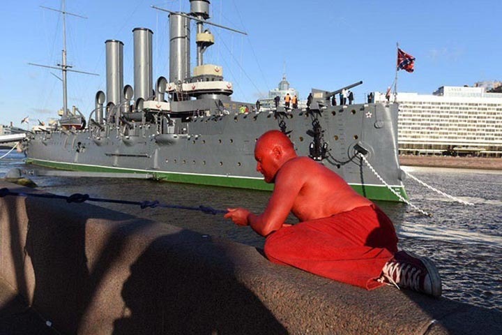 Томский художник пытался смыть с себя коммунистическое прошлое, купаясь около крейсера «Аврора»