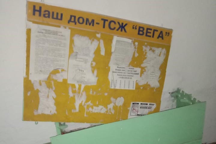 Жильцы дома в Новосибирске пожаловались на отсутствие отчетности ТСЖ и платные парковки