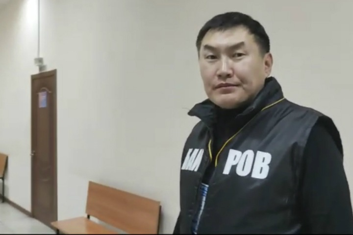 Блогера арестовали после попытки задать вопрос мэру Улан-Удэ