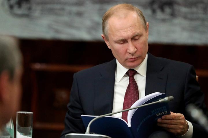 Путин читает далеко не все законы