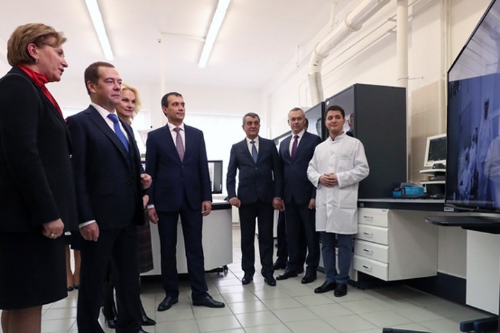 Медведев «запустил» производство вакцины от лихорадки Эбола в Новосибирске