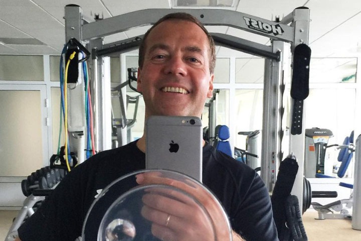 «Я нажал на кнопку, и деньги нашлись»: Медведев о решении вопроса упавшей перед ними на колени алтайской пенсионерки