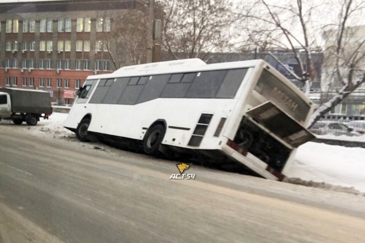 Пассажирский автобус рухнул в канаву в Новосибирске