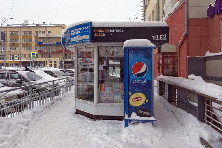Тротуар в центре Новосибирска перегородили киоском. Фотофакт