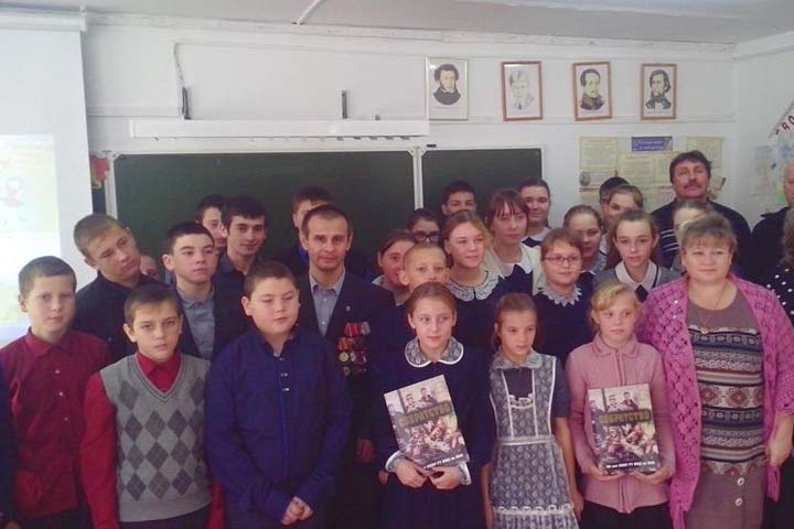 Новосибирский депутат подарил районным библиотекам книгу о спецназе