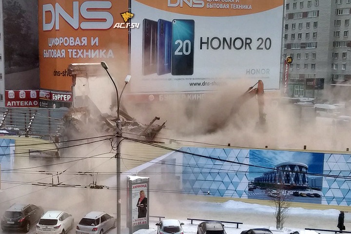 Ограждение рухнуло на дорогу при сносе торгового центра в Новосибирске