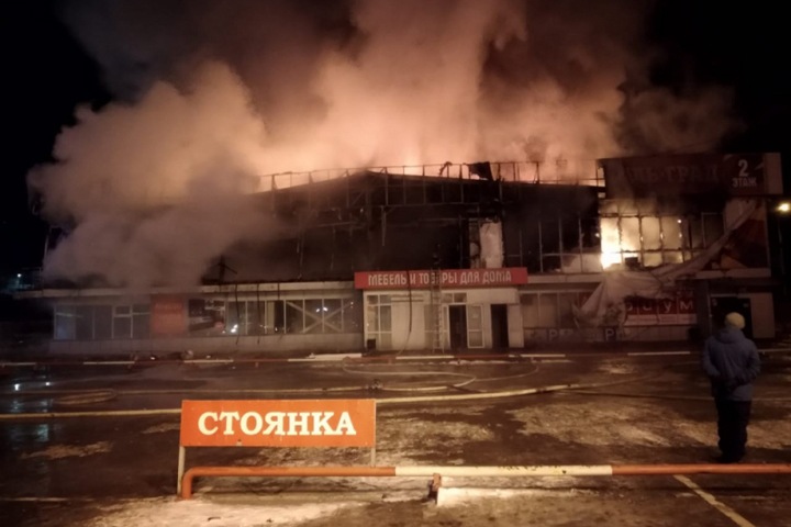 Крупный мебельный магазин сгорел в Иркутске