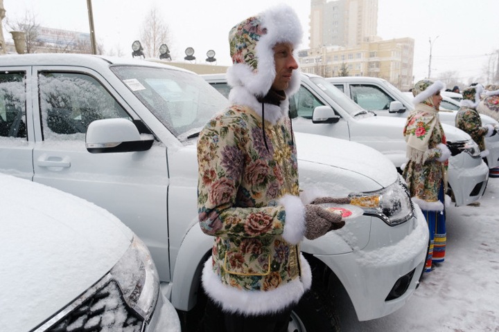 Новосибирским аграриям подарили «патриотичные» машины