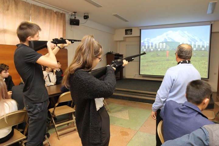 Новосибирский депутат научил школьников стрелять