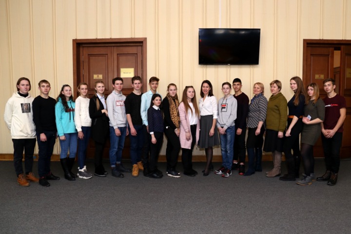 Новосибирские депутаты провели для школьников экскурсию по заксобранию