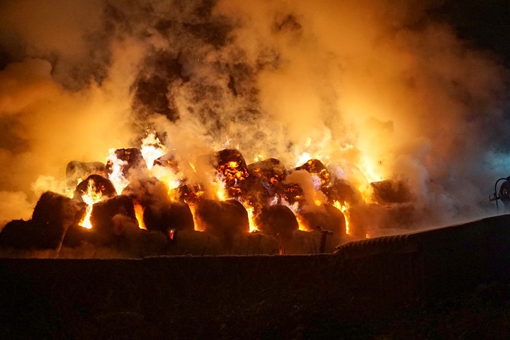 Пьяная жительница Кузбасса сожгла 40 тюков сена после отказа помянуть родственника