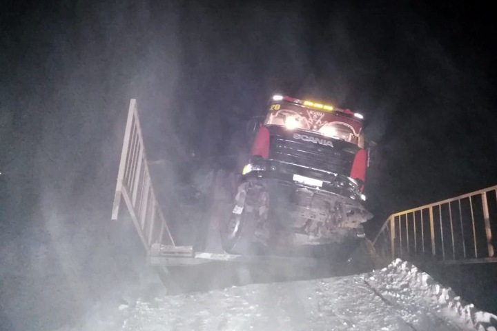 Мост рухнул в Иркутской области под большегрузом с лесом