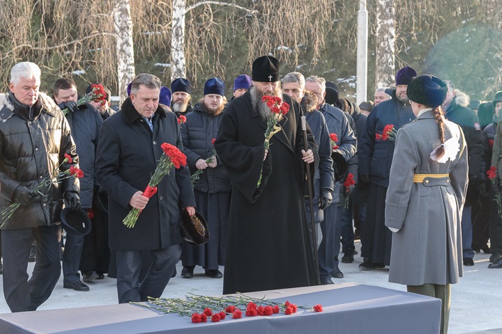 Цветы возложили к «Монументу Славы» в Новосибирске