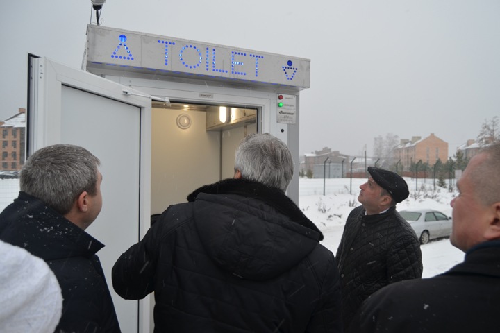 Новосибирские депутаты осмотрели новый туалет на остановке