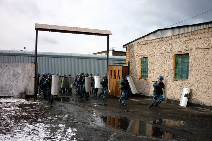 СК начал проверку избиения в новосибирской колонии. Правозащитники заявили о голодовке 130 заключенных