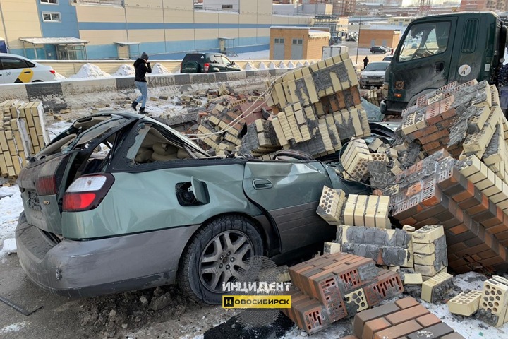 Кирпичный забор раздавил машину в Новосибирске