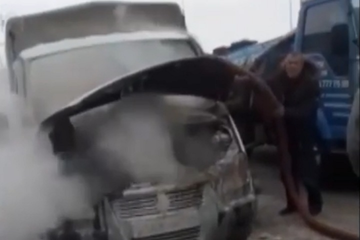 Новосибирские ассенизаторы потушили машину жидкими отходами