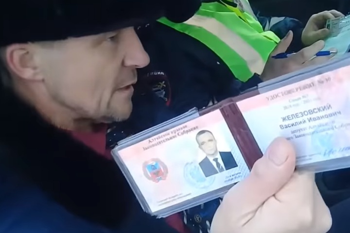 «Вы слуги, а мы представители народа»: алтайские депутаты поспорили с сотрудниками ГИБДД из-за парковки
