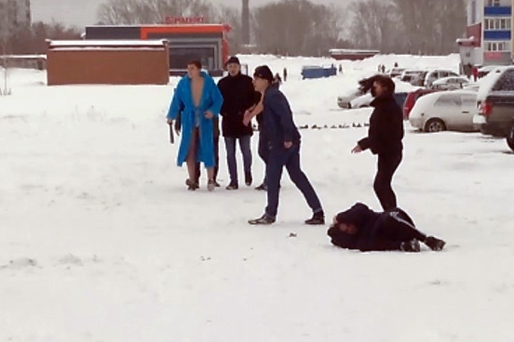Массовое избиение мужчины в Новосибирске попало на видео