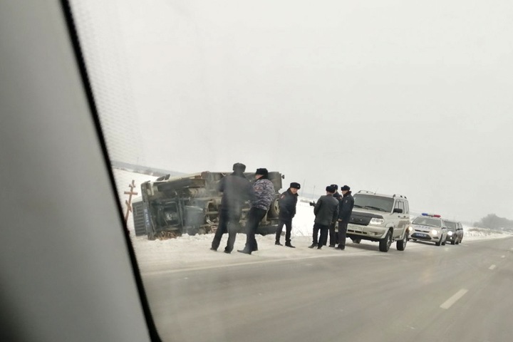 Автозак перевернулся в Иркутской области