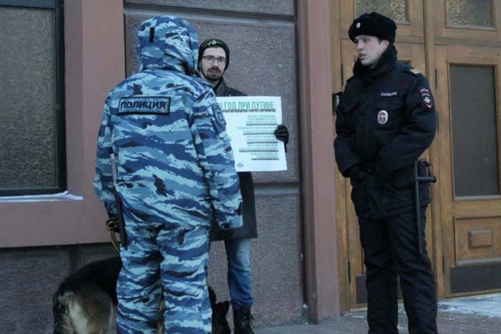 Омский активист вышел к зданию ФСБ с плакатом против Путина и политических преследований