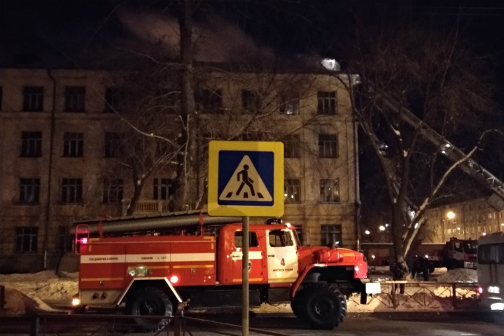 Люди оказались заблокированы при пожаре в иркутском общежитии