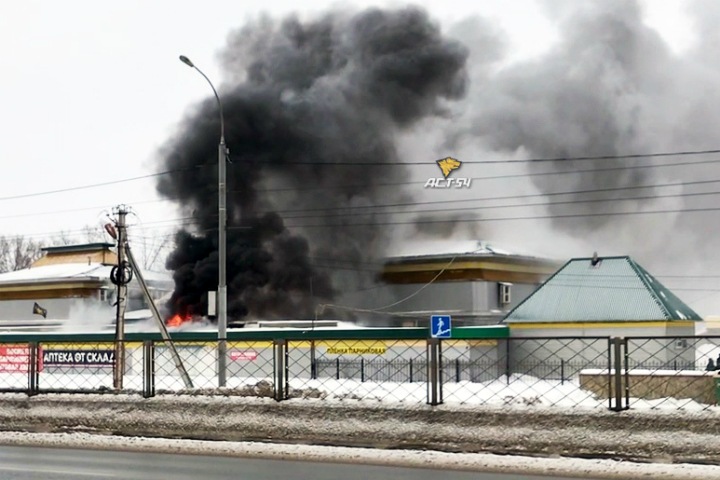Городской рынок Оби загорелся в Новосибирской области