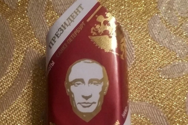 Омич рассказал о конфетах с Путиным и водкой в детском подарке