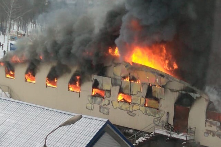 СК подтвердил гибель мужчины при пожаре на рынке в Искитиме. Возбуждено уголовное дело